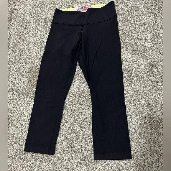 Lululemon Colorful Waistband cropped Leggings size 6 used condition reversible - Picture 2 of 7